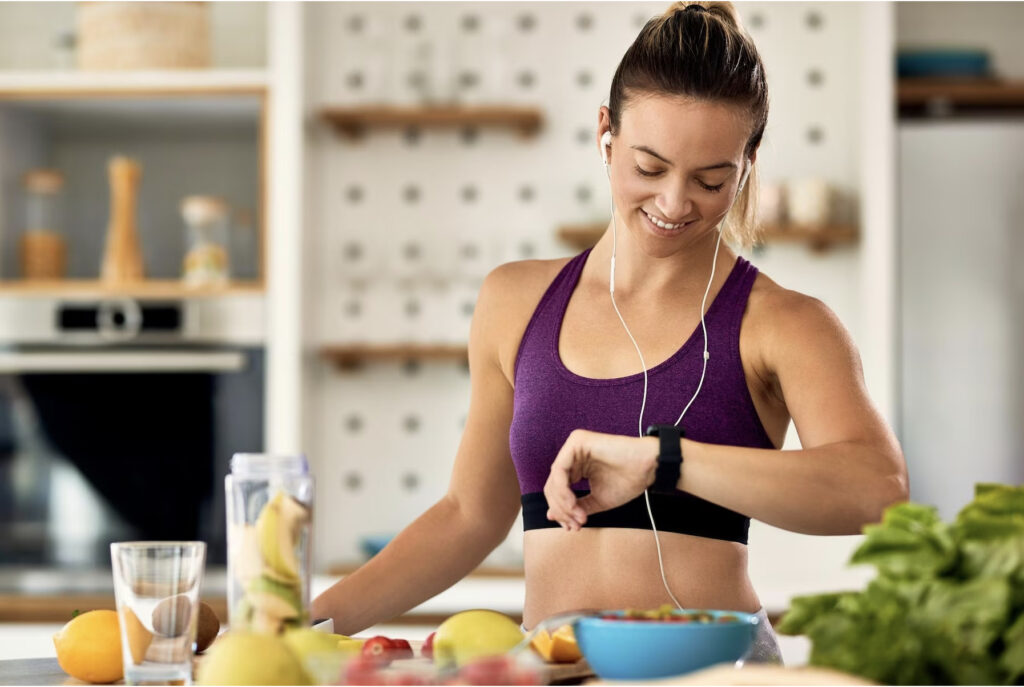 Chica deportiva con alimentos en su mesa