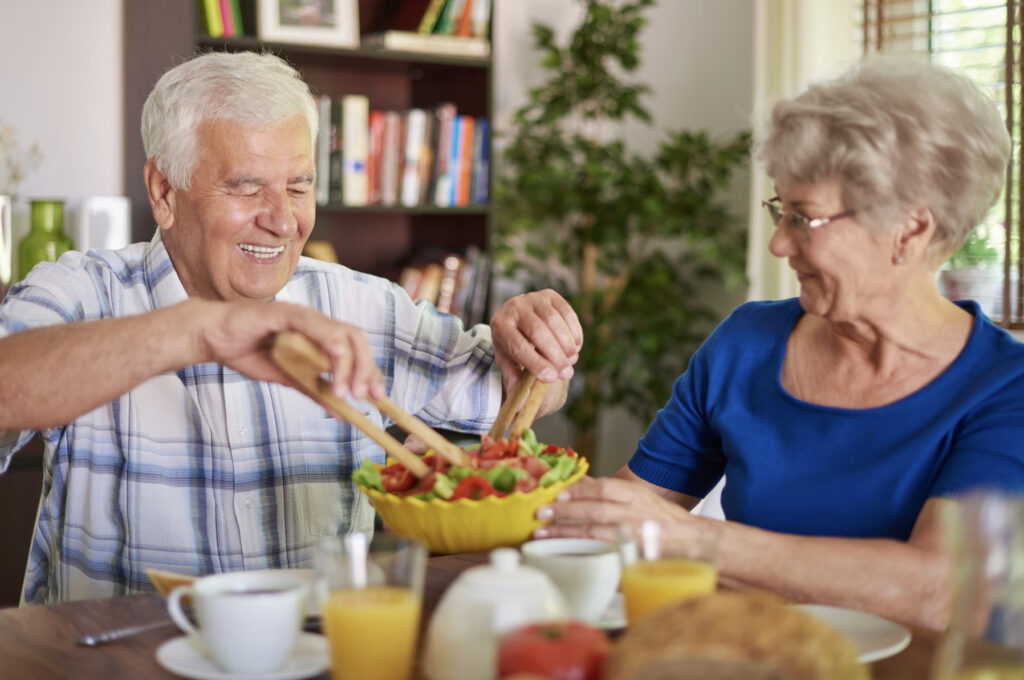 Una pareja de adultos mayores comiendo