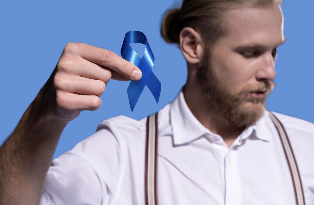 hombre con un moño azul, símbolo de la lucha contra el cáncer de próstata