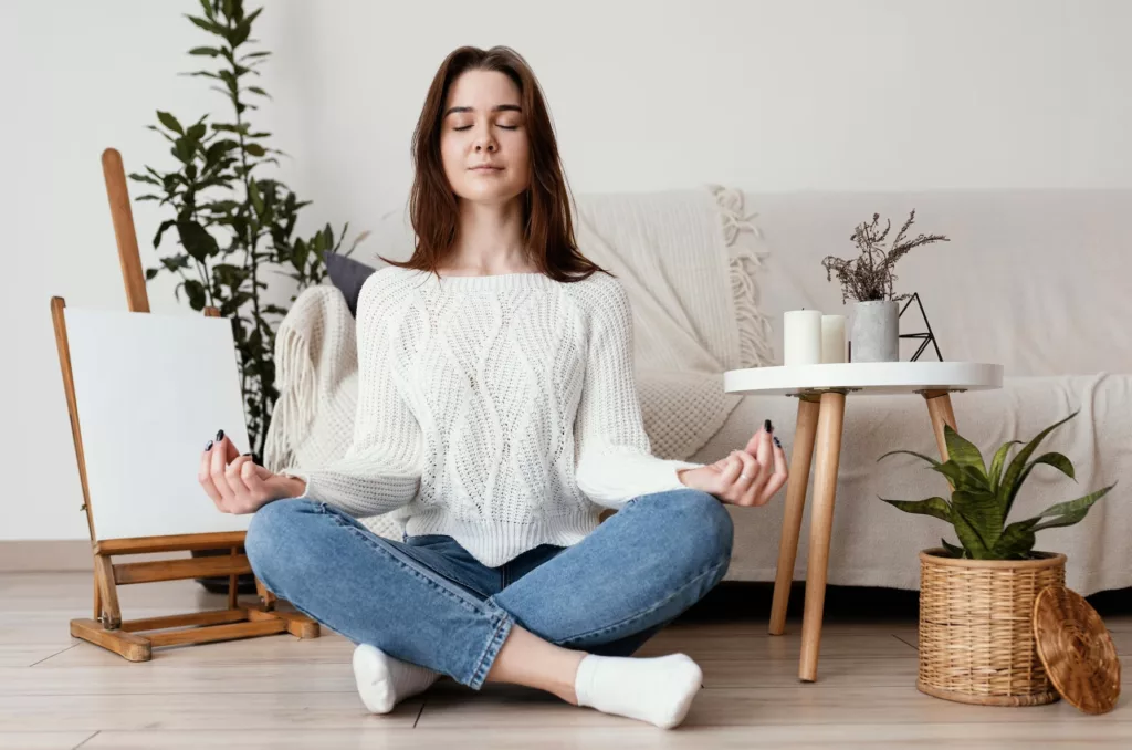 chica meditando en su sala